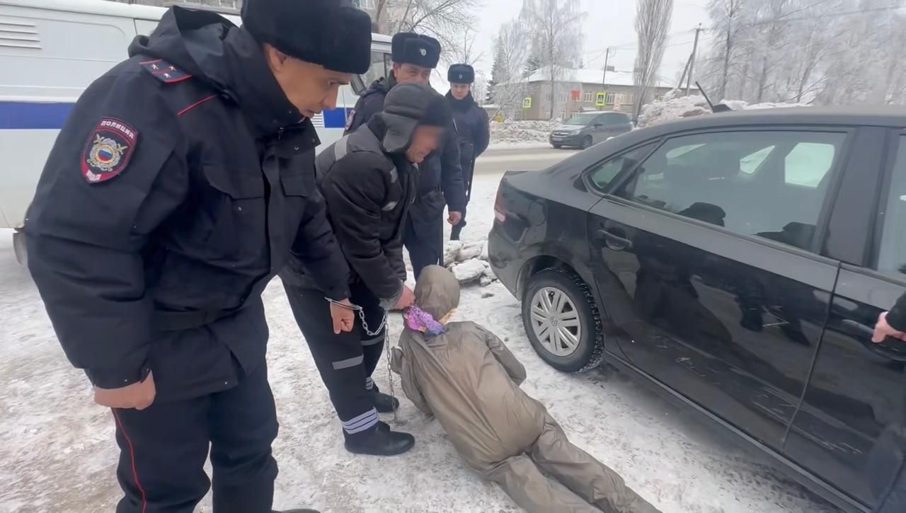 Таксист 32 яшьлек хатын-кызны яулыгы белән буып үтергән