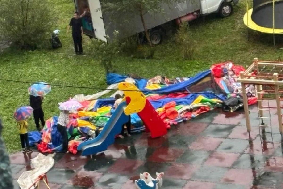 Уфада балалар белән батутны җил алып киткән