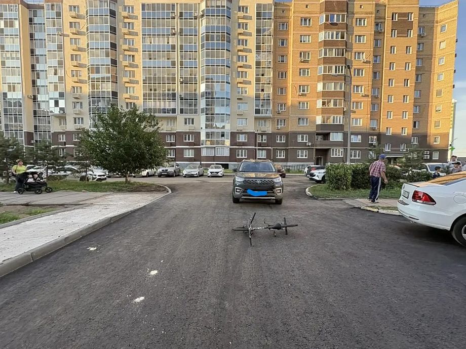 Чаллыда велосипедтагы малай машина астында калды
