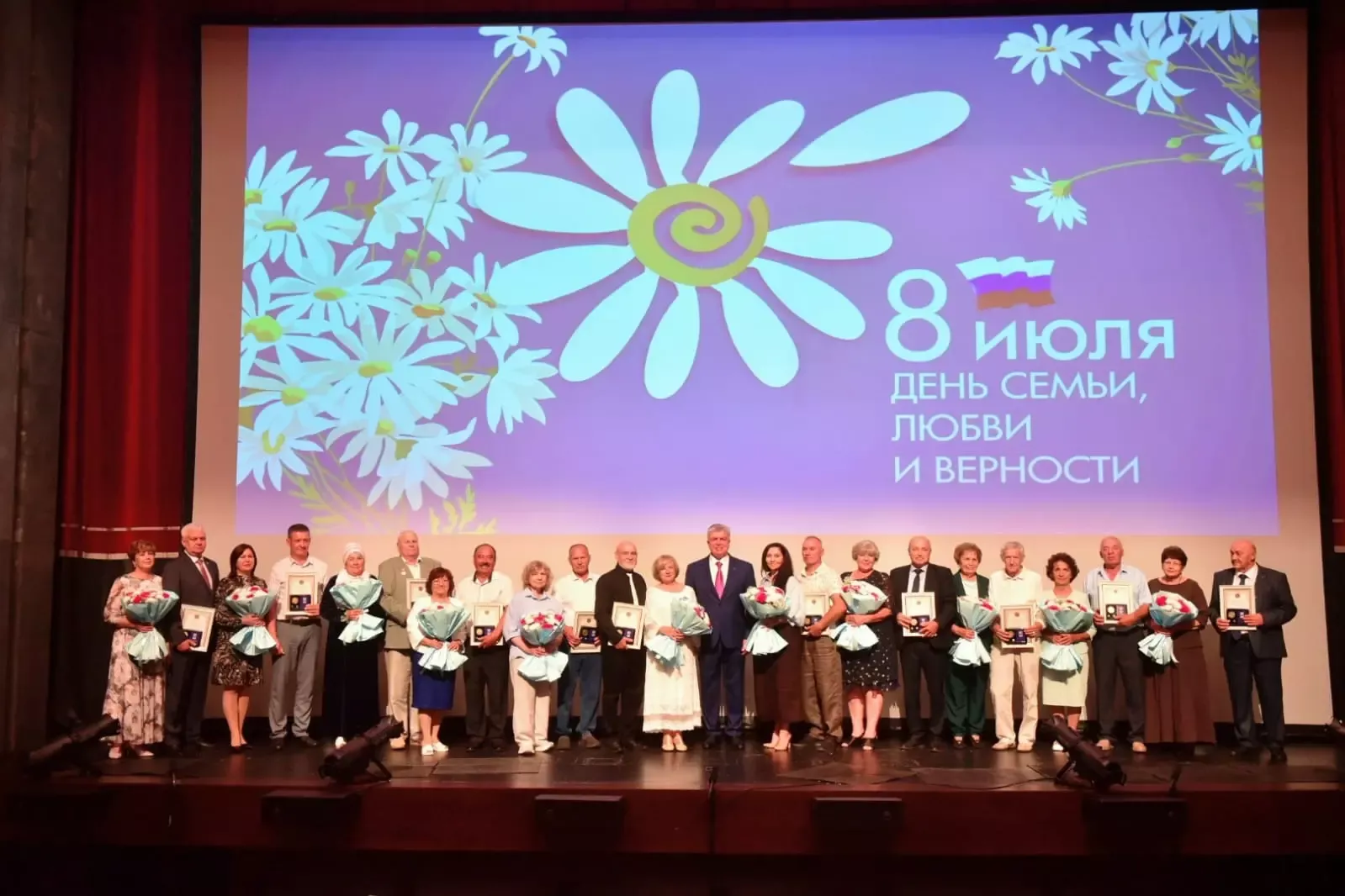 Чаллы мэры 11 гаиләне «Мәхәббәт һәм тугрылык өчен» медале белән бүләкләде