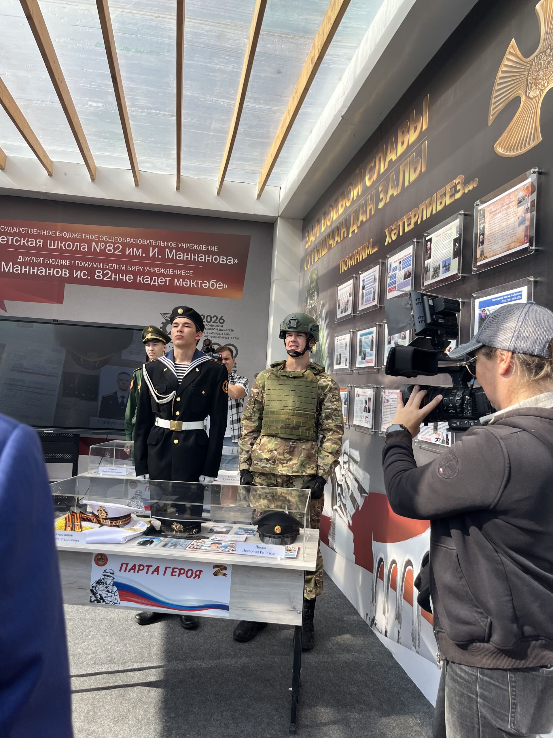 Татарстан Рәисе Чаллы мәгариф хезмәткәрләренең казанышларын чагылдырган күргәзмә карады. Фоторепортаж