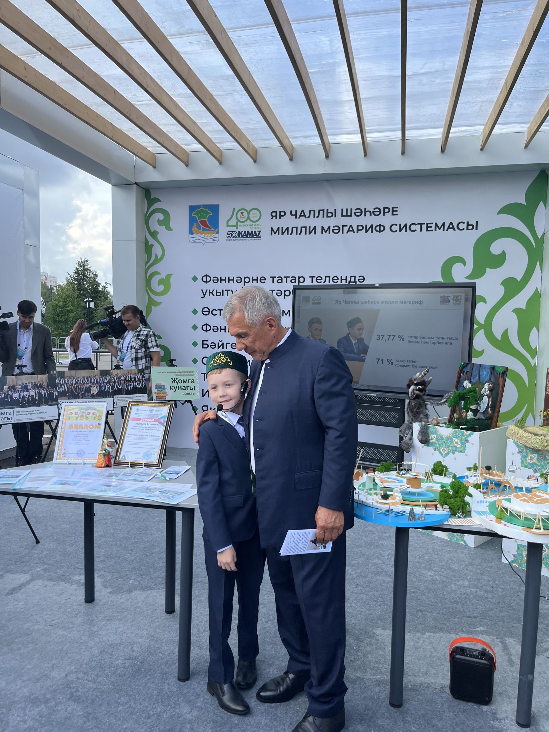 Татарстан Рәисе Чаллы мәгариф хезмәткәрләренең казанышларын чагылдырган күргәзмә карады. Фоторепортаж