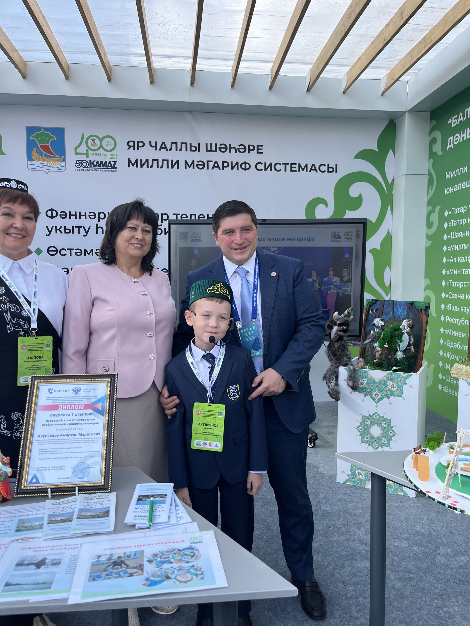 Татарстан Рәисе Чаллы мәгариф хезмәткәрләренең казанышларын чагылдырган күргәзмә карады. Фоторепортаж