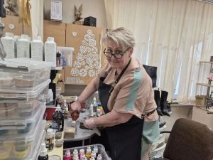 Янына барып: « Аяк киемеңне чистартырга кирәк инде», — дип әйтәсе килә.