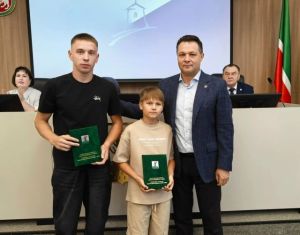 Чаллы егете суга батып баручы кызны коткарды