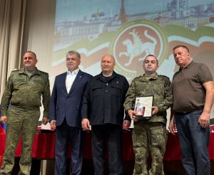 Чаллы мэры хәрбиләргә шефлык ярдәме тапшырды