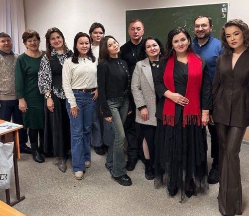 Флүрә Талипова киселгән туфли киеп җырлаган