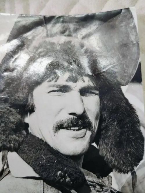 Артист Булат Сәлахов: «Зиратка кереп йоклый идек...»