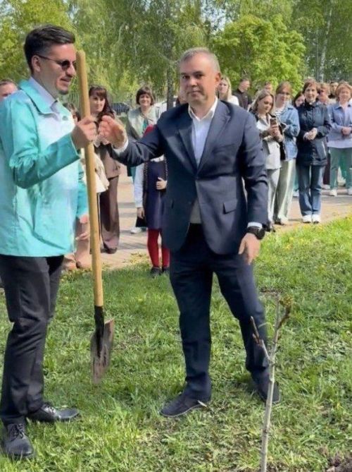 Хастаханәнең Дан аллесында Марат Мөхәммәдиев агачы утыртылды
