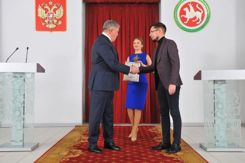 Чаллы мэры “Шәһри Чаллы” журналистларына мәртәбәле бүләкләр тапшырды