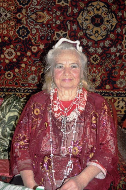 Чаллыда 74 яшьлек Саимә әби беркемдә дә булмаган дизайнлы күлмәкләр тегеп кия