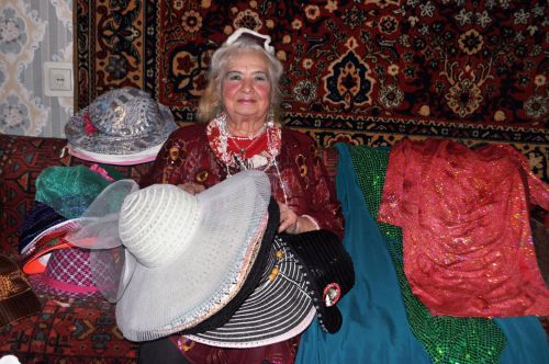 Чаллыда 74 яшьлек Саимә әби беркемдә дә булмаган дизайнлы күлмәкләр тегеп кия