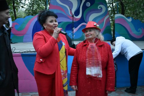 Чаллыда 74 яшьлек Саимә әби беркемдә дә булмаган дизайнлы күлмәкләр тегеп кия