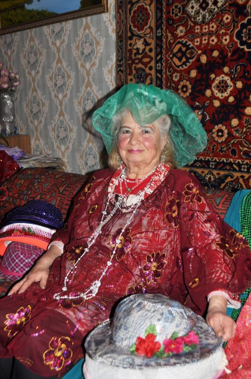 Чаллыда 74 яшьлек Саимә әби беркемдә дә булмаган дизайнлы күлмәкләр тегеп кия