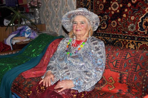 Чаллыда 74 яшьлек Саимә әби беркемдә дә булмаган дизайнлы күлмәкләр тегеп кия