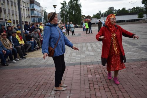 Чаллыда 74 яшьлек Саимә әби беркемдә дә булмаган дизайнлы күлмәкләр тегеп кия