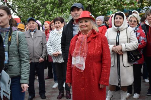 Чаллыда 74 яшьлек Саимә әби беркемдә дә булмаган дизайнлы күлмәкләр тегеп кия