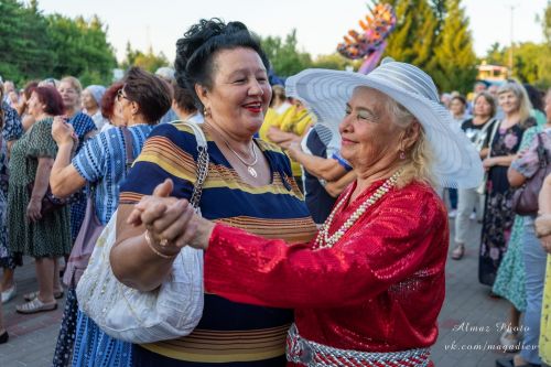 Чаллыда 74 яшьлек Саимә әби беркемдә дә булмаган дизайнлы күлмәкләр тегеп кия