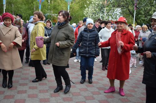 Чаллыда 74 яшьлек Саимә әби беркемдә дә булмаган дизайнлы күлмәкләр тегеп кия