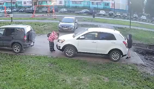 Чаллыда машина эмблемаларын куптарып йөрүче кызларны эзлиләр