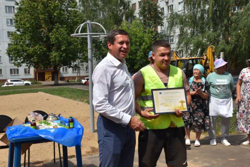 Төзекләндерүчеләрне пылау белән сыйладылар - ФОТОЛАР