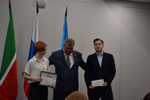 БДИны 100баллга тапшырган укучыларга - акчалата бүләк     ФОТО
