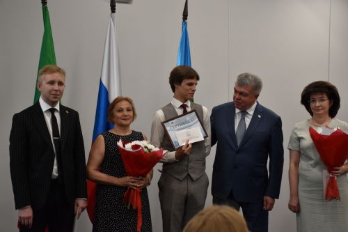 БДИны 100баллга тапшырган укучыларга - акчалата бүләк     ФОТО