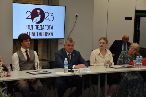БДИны 100баллга тапшырган укучыларга - акчалата бүләк     ФОТО