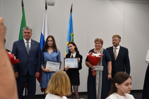 БДИны 100баллга тапшырган укучыларга - акчалата бүләк     ФОТО