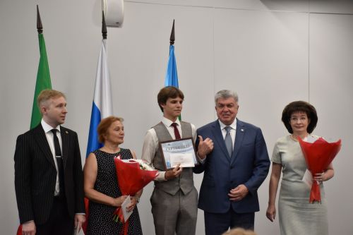 БДИны 100баллга тапшырган укучыларга - акчалата бүләк     ФОТО