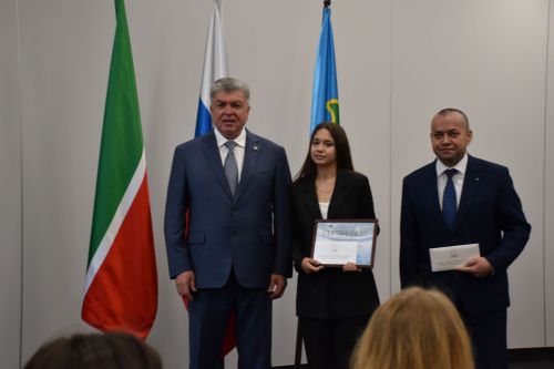 БДИны 100баллга тапшырган укучыларга - акчалата бүләк     ФОТО