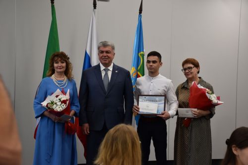 БДИны 100баллга тапшырган укучыларга - акчалата бүләк     ФОТО