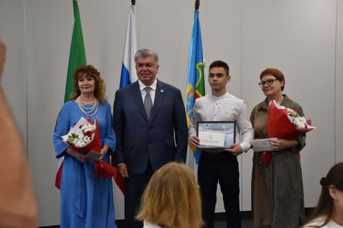 БДИны 100баллга тапшырган укучыларга - акчалата бүләк     ФОТО