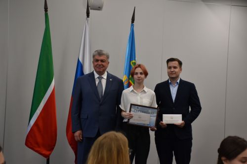 БДИны 100баллга тапшырган укучыларга - акчалата бүләк     ФОТО