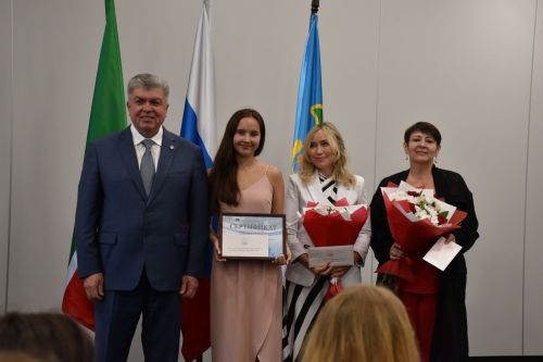 БДИны 100баллга тапшырган укучыларга - акчалата бүләк     ФОТО