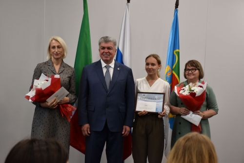 БДИны 100баллга тапшырган укучыларга - акчалата бүләк     ФОТО