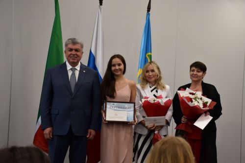 БДИны 100баллга тапшырган укучыларга - акчалата бүләк     ФОТО