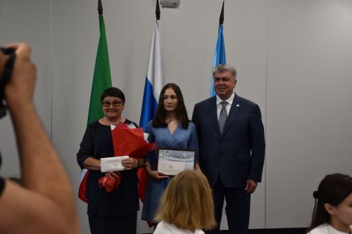 БДИны 100баллга тапшырган укучыларга - акчалата бүләк     ФОТО