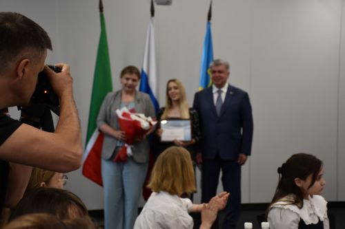 БДИны 100баллга тапшырган укучыларга - акчалата бүләк     ФОТО