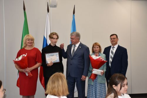 БДИны 100баллга тапшырган укучыларга - акчалата бүләк     ФОТО