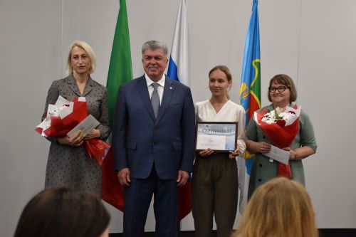 БДИны 100баллга тапшырган укучыларга - акчалата бүләк     ФОТО