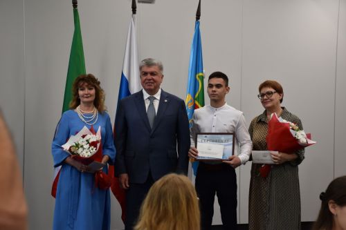 БДИны 100баллга тапшырган укучыларга - акчалата бүләк     ФОТО
