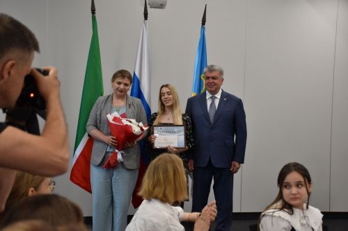 БДИны 100баллга тапшырган укучыларга - акчалата бүләк     ФОТО