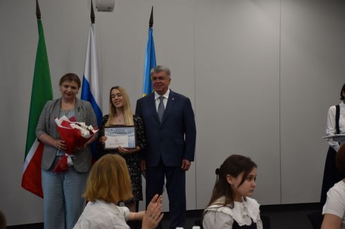 БДИны 100баллга тапшырган укучыларга - акчалата бүләк     ФОТО