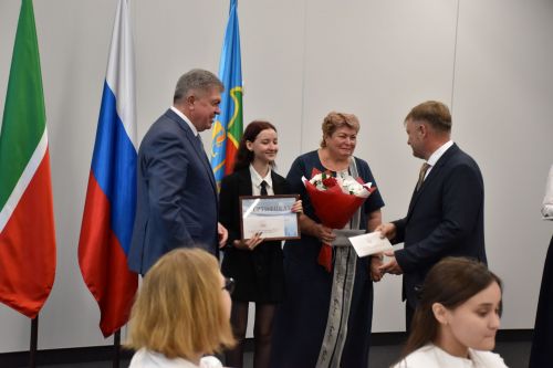 БДИны 100баллга тапшырган укучыларга - акчалата бүләк     ФОТО