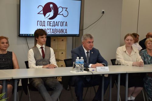 БДИны 100баллга тапшырган укучыларга - акчалата бүләк     ФОТО
