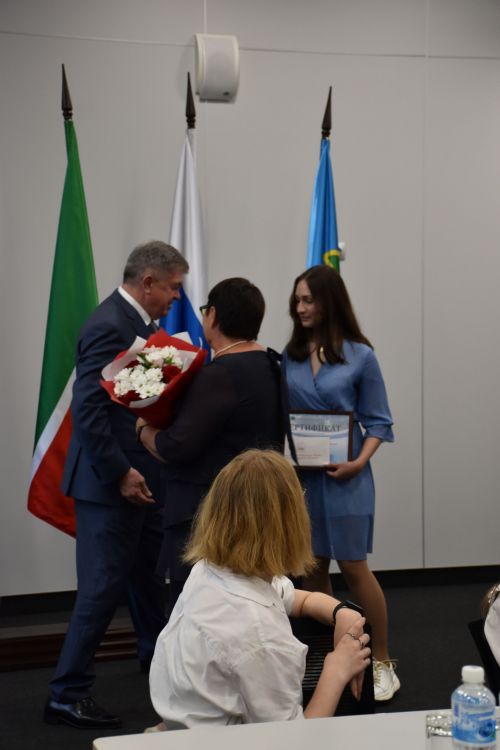 БДИны 100баллга тапшырган укучыларга - акчалата бүләк     ФОТО
