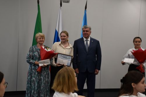 БДИны 100баллга тапшырган укучыларга - акчалата бүләк     ФОТО