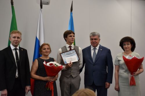 БДИны 100баллга тапшырган укучыларга - акчалата бүләк     ФОТО