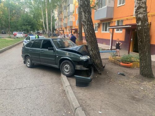 Чаллыда 43 яшьлек ир-ат машинасы белән агачка килеп менде